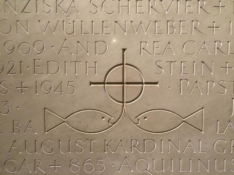 ("Edith Stein" Ausschnitt aus der Marmortafel in der Krypta des Kölner Doms, auf der die Heiligen und Seligen vermerkt sind, die Köln besucht und im Dom und seinen Vorgängerbauten gebetet haben.) ("Edith Stein" Ausschnitt aus der Marmortafel in der Krypta des Kölner Doms, auf der die Heiligen und Seligen vermerkt sind, die Köln besucht und im Dom und seinen Vorgängerbauten gebetet haben.)
